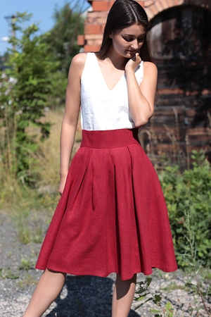 The pleated skirt made of 100% linen is lovingly designed and sewn for you in the Czech Podkrkonoší region monochrome high,